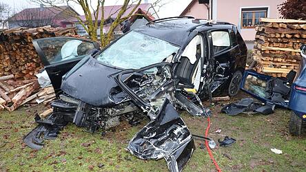 Mit Spreizer und Schere befreiten die Feuerwehrleute den Fahrer des VW. Er erlag aber noch am Unfallort seinen Verletzungen.