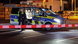 An einem Parkplatz in Bielefeld fallen Schüsse, drei Menschen kommen mit Schussverletzungen ins Krankenhaus. An einem Parkplatz in Bielefeld fallen Schüsse, drei Menschen kommen mit Schussverletzungen ins Krankenhaus.