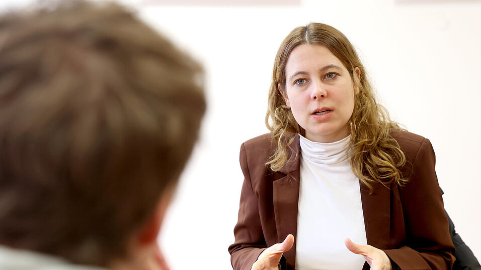 Die Münchner Grünen-Abgeordnete Jamila Schäfer spricht sich im Interview in unserem Verlagshaus in Landshut für eine Reform der Schuldenbremse aus. Die Münchner Grünen-Abgeordnete Jamila Schäfer spricht sich im Interview in unserem Verlagshaus in Landshut für eine Reform der Schuldenbremse aus.