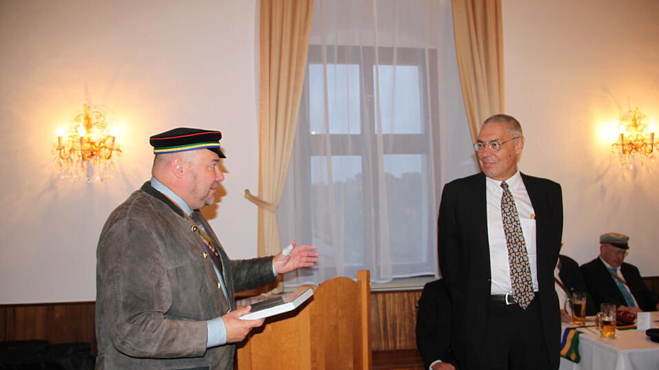 Roland Vogel überreichte Ehrengast Claus Schenk Graf von Stauffenberg (r.) ein Buch als Geschenk.