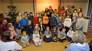 40 Kinder wurden per Los für die Preisverleihung gezogen. Insgesamt wurden acht Tonnen an Kastanien gesammelt. 40 Kinder wurden per Los für die Preisverleihung gezogen. Insgesamt wurden acht Tonnen an Kastanien gesammelt.