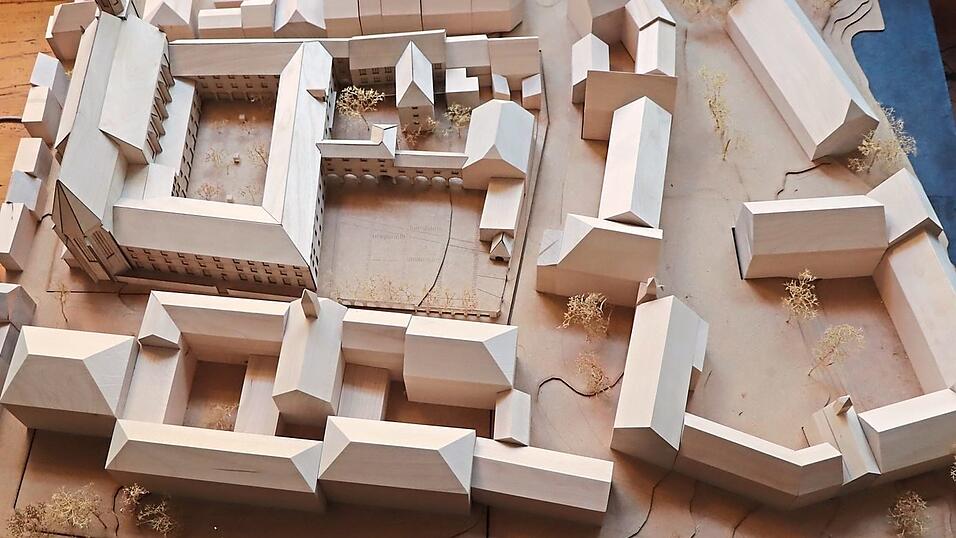 Das Modell im Ganzen. In der Mitte die Karmelitenkirche samt Kloster und Neubau, im Vordergrund Burggasse mit Ursulinenkirche.