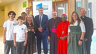 Die Schülersprecher (links) stehen mit Schulleiterin Henrike Foth (links) und Ministerpräsident Markus Söder zusammen. Die Schülersprecher (links) stehen mit Schulleiterin Henrike Foth (links) und Ministerpräsident Markus Söder zusammen.