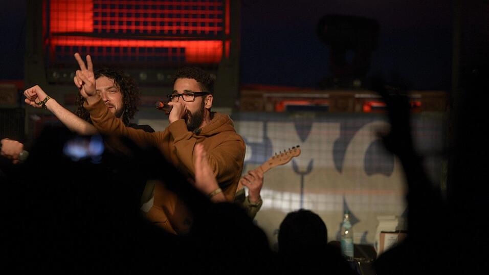 Bevor Liquid alleine auf der B&uuml;hne stand, trat er mit Demograffics f&uuml;r ein paar Songs auf.