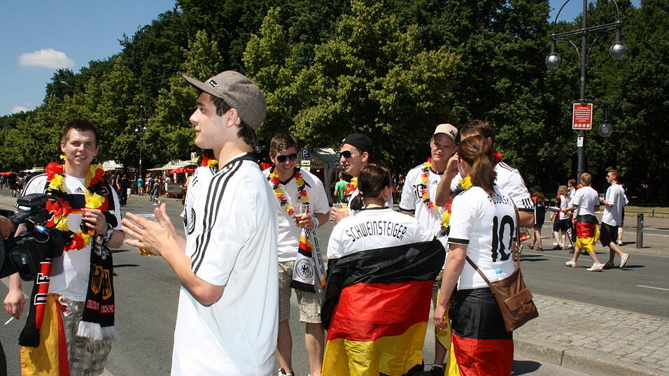 Christian Fertl war am Sonntag auf der Fanmeile in Berlin und erlebte dort das Achtelfinale gegen England auf Gro&szlig;leinwand.