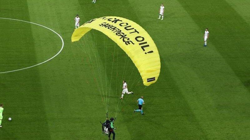 Ein Greenpeace-Aktivist landet auf dem Spielfeld. Ein Greenpeace-Aktivist landet auf dem Spielfeld.