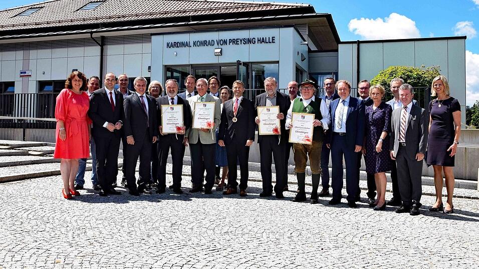 Die Ehreng&auml;ste sowie die frisch ernannten Ehrenb&uuml;rger Alois Eichner, Adolf Feldmaier, Alfred Kuttenlochner und Andreas Held mit ihren Urkunden vor der neu auf 'Kardinal Konrad von Preysing' getauften Doppelturnhalle.