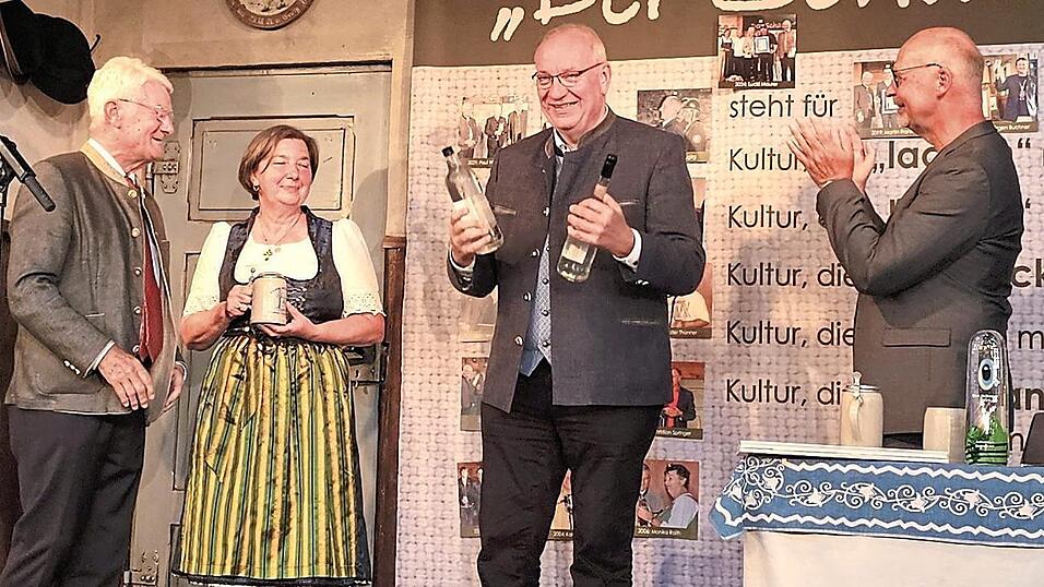 Zwei Flaschen „Franz-Branntwein“ gibt es als Dank der Laienbühne Schorndorf für Landrat Löffler. Zwei Flaschen „Franz-Branntwein“ gibt es als Dank der Laienbühne Schorndorf für Landrat Löffler.