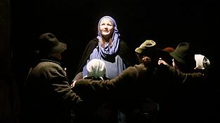 Mit der Geburt Christi erhellt sich die Welt: Anja Riederer als Maria im Kreis der Dorfbewohner. Mit der Geburt Christi erhellt sich die Welt: Anja Riederer als Maria im Kreis der Dorfbewohner.