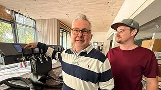 Wirt Markus Stahl und Kellner Wolfgang an der zehnhahnigen Zapfanlage.