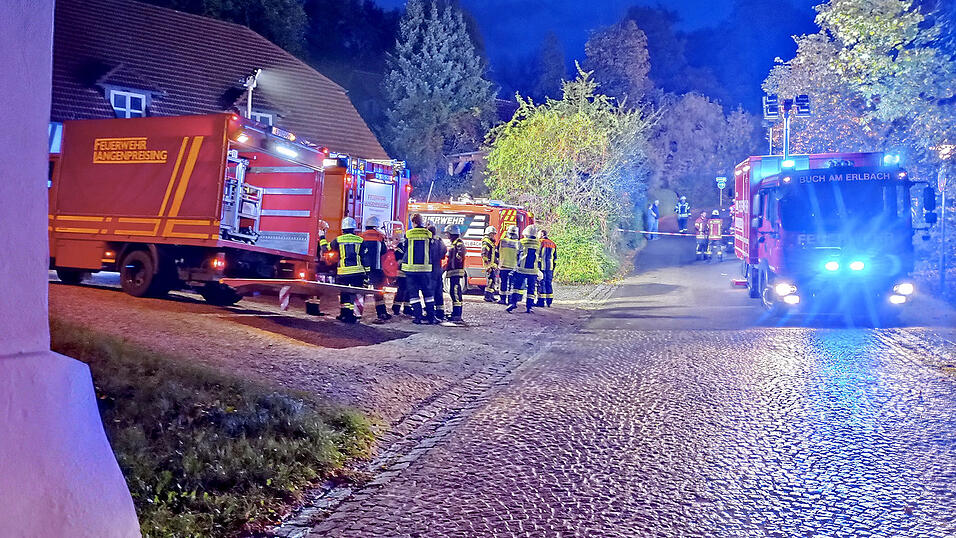 Blick auf den Einsatz nahe der Bucher Schule. Es waren viele Rettungskräfte vor Ort. Blick auf den Einsatz nahe der Bucher Schule. Es waren viele Rettungskräfte vor Ort.