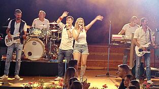 Die sechs Musiker der Mega-Partyband „highline“ heizten den Besuchern am Freitagabend so richtig ein.