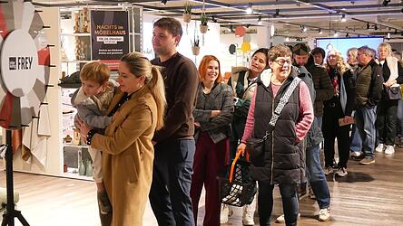 Viele wollen ihr Glück am Rad probieren, immerhin gibt es bei jedem Dreh einen Einkaufsgutschein oder einen Dekoartikel zu gewinnen.