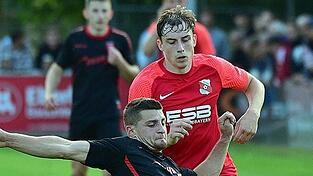 Jonas Hoffmann (in rot) hatte die SpVgg Hankofen-Hailing erst im Dezember verlassen.