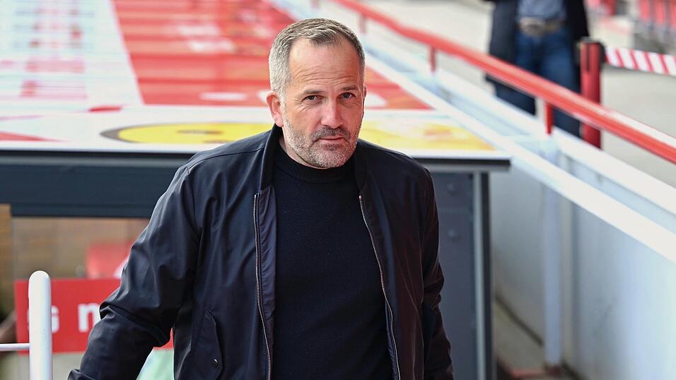Noch ist unklar, ob Manuel Baum Trainer des FC Augsburg bleibt.
