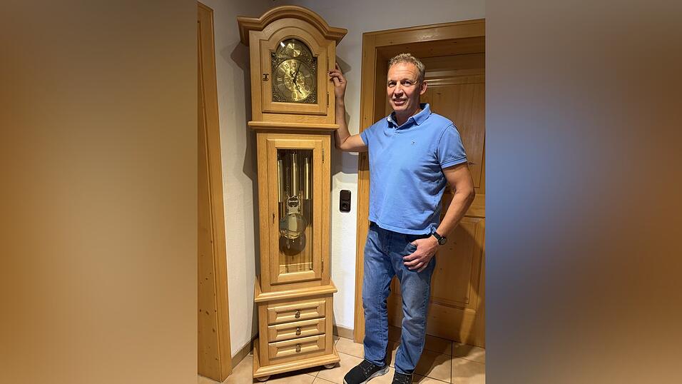 Manfred Dilger mit seinem Meisterstück: Für seine Standuhr wurde er mit dem Meisterpreis der bayerischen Staatsregierung ausgezeichnet. Manfred Dilger mit seinem Meisterstück: Für seine Standuhr wurde er mit dem Meisterpreis der bayerischen Staatsregierung ausgezeichnet.