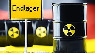 Deutschland sucht ein Endlager für seinen Atommüll. Zur Begleitung dieses umfangreichen Prozesses, der sich über Jahrzehnte hinziehen wird, haben die Landkreise und kreisfreien Städte in Niederbayern eine Koordinierungsstelle eingerichtet, die bis Ende 2028 weitergeführt werden soll. Deutschland sucht ein Endlager für seinen Atommüll. Zur Begleitung dieses umfangreichen Prozesses, der sich über Jahrzehnte hinziehen wird, haben die Landkreise und kreisfreien Städte in Niederbayern eine Koordinierungsstelle eingerichtet, die bis Ende 2028 weitergeführt werden soll.