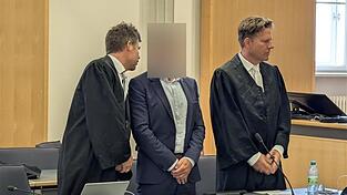 Der Beschuldigte (Mitte) berichtete in deutlichen Worten, wie er die letzten eineinhalb Jahre in U-Haft erlebte.