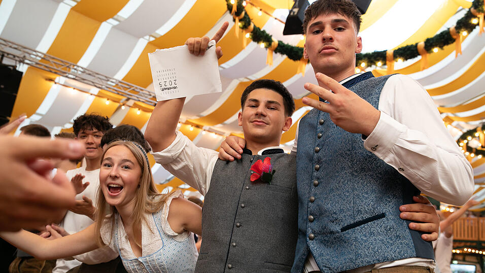 Das sind die Partybilder vom Dienstag, 12. August, aus dem Festzelt Nothaft. Das sind die Partybilder vom Dienstag, 12. August, aus dem Festzelt Nothaft.