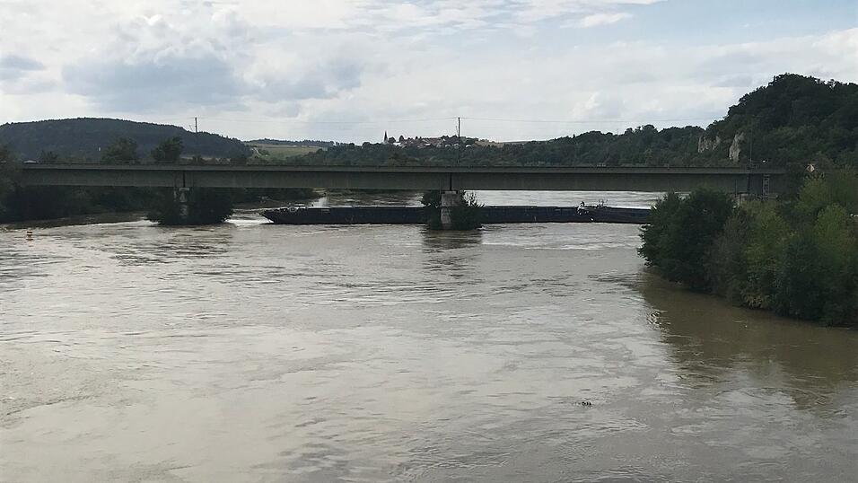 Bei Poikam im Landkreis Kelheim hat sich ein Schiff quergestellt. Bei Poikam im Landkreis Kelheim hat sich ein Schiff quergestellt.