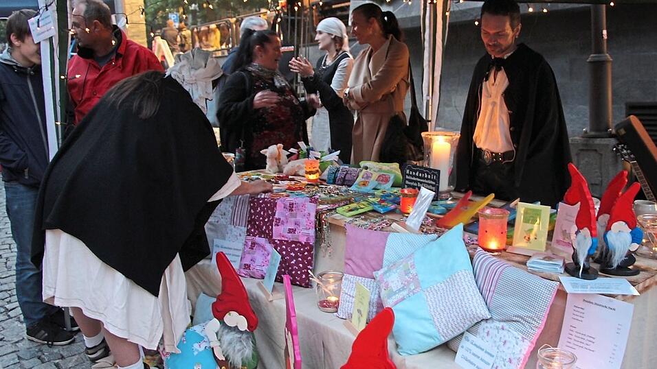 Ein Teil der Marktstraße wird zur großen Verkaufsfläche, unter anderem für Trachtenhüte und Leinenkleider. Ein Teil der Marktstraße wird zur großen Verkaufsfläche, unter anderem für Trachtenhüte und Leinenkleider.