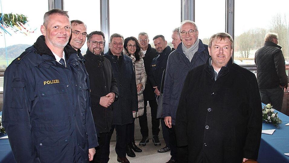 Dienststellenleiter Armin Fütterer (links), seit dieser Woche im Range eines Polizeirats, mit Vertretern aus Lokal- und Landespolitik, sowie Pfarrer Albert Hölzl (rechts). Dienststellenleiter Armin Fütterer (links), seit dieser Woche im Range eines Polizeirats, mit Vertretern aus Lokal- und Landespolitik, sowie Pfarrer Albert Hölzl (rechts).