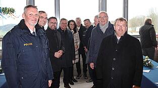 Dienststellenleiter Armin Fütterer (links), seit dieser Woche im Range eines Polizeirats, mit Vertretern aus Lokal- und Landespolitik, sowie Pfarrer Albert Hölzl (rechts). Dienststellenleiter Armin Fütterer (links), seit dieser Woche im Range eines Polizeirats, mit Vertretern aus Lokal- und Landespolitik, sowie Pfarrer Albert Hölzl (rechts).