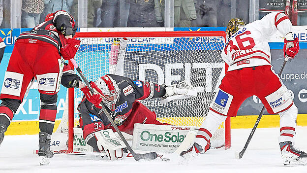 Alle Hände voll zu tun: Die Eisbären Regensburg heizten Jonas Langmann mit insgesamt 32 Schüssen richtig ein. Die meisten parierte der EVL-Keeper - beim 0:1 durch Pierre Preto hatte er freilich ebenso das Nachsehen wie Verteidiger Stanislav Dietz.