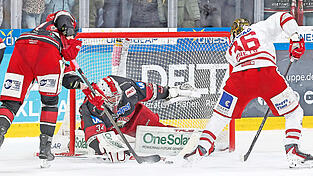 Alle Hände voll zu tun: Die Eisbären Regensburg heizten Jonas Langmann mit insgesamt 32 Schüssen richtig ein. Die meisten parierte der EVL-Keeper - beim 0:1 durch Pierre Preto hatte er freilich ebenso das Nachsehen wie Verteidiger Stanislav Dietz.