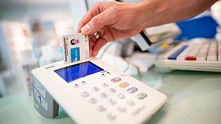 Die Krankenkassen warnen, dass der durchschnittliche Zusatzbeitrag vieler Kassen schon 2026 bei drei Prozent oder darüber liegen könnte.