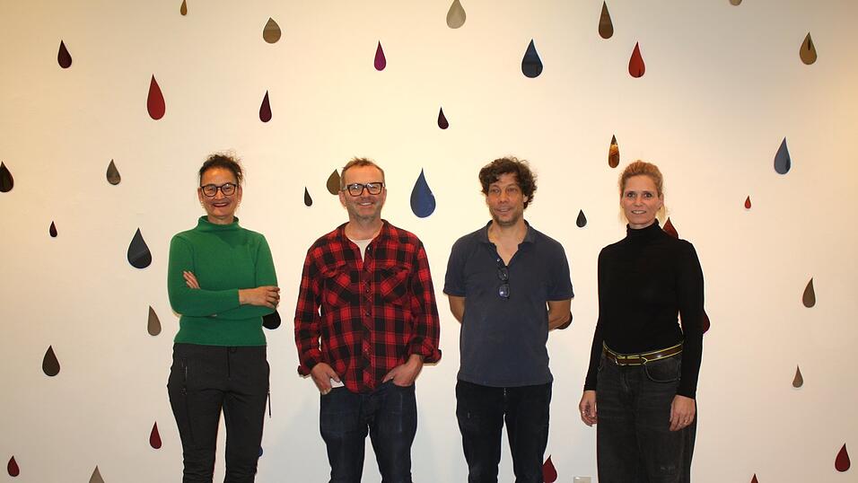 Leiterin der Galerien und Museen der Stadt Cham Anjalie Chaubal (von links), die Künstler Torsten Mühlbach und Gregor Passens und die Kuratorin Simone Seifert - dahinter rund 400 Tropfen aus Spiegelglasresten. Leiterin der Galerien und Museen der Stadt Cham Anjalie Chaubal (von links), die Künstler Torsten Mühlbach und Gregor Passens und die Kuratorin Simone Seifert - dahinter rund 400 Tropfen aus Spiegelglasresten.