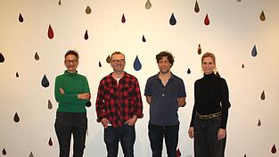 Leiterin der Galerien und Museen der Stadt Cham Anjalie Chaubal (von links), die Künstler Torsten Mühlbach und Gregor Passens und die Kuratorin Simone Seifert - dahinter rund 400 Tropfen aus Spiegelglasresten.