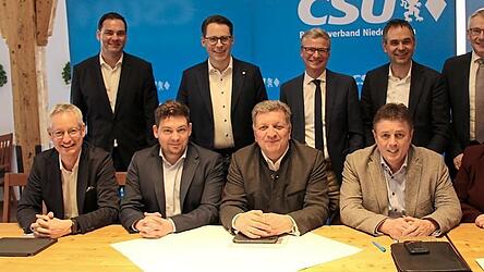 Christian Bernreiter (2.v.r. vorne) mit Landrats- und Oberb&uuml;rgermeisterkandidaten der CSU