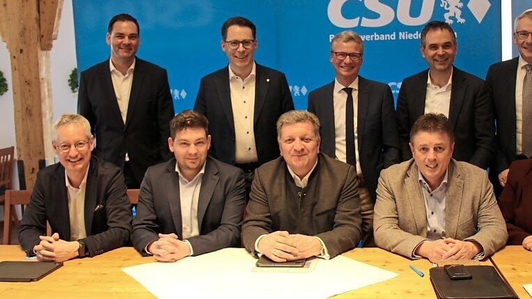 Christian Bernreiter (2.v.r. vorne) mit Landrats- und Oberb&uuml;rgermeisterkandidaten der CSU