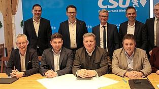 Christian Bernreiter (2.v.r. vorne) mit Landrats- und Oberb&uuml;rgermeisterkandidaten der CSU