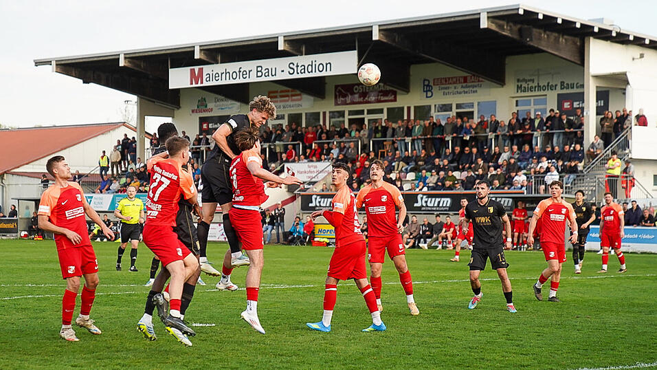 Die SpVgg Hankofen-Hailing empfängt in der kommenden Saison die Teams der Bayernliga Süd im heimischen Stadion. Die SpVgg Hankofen-Hailing empfängt in der kommenden Saison die Teams der Bayernliga Süd im heimischen Stadion.