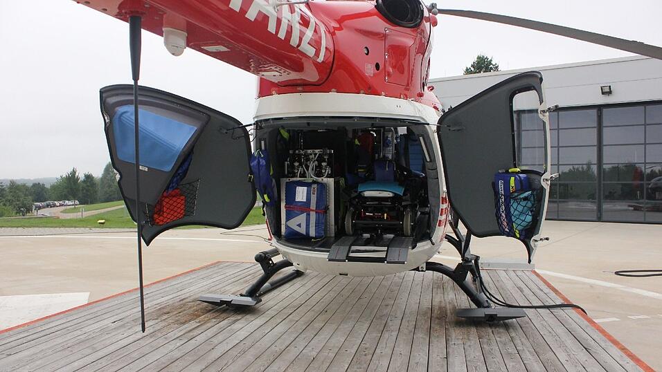 Ist der Helikopter abgesichert, hilft der Pilot ihnen dabei mit Zuarbeit, wie dem Vorbereiten der Rolltrage. Auf dem Rückflug sitzt der Notarzt wieder im hinteren Teil, neben dem Patienten auf der Liege. Je nach Situation kann der Rettungsassistent wieder vorne sitzen und den Piloten unterstützen oder hinten mit dem Arzt für den Patienten sorgen.'