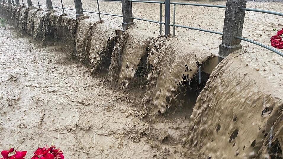 Ein heftiges Unwetter fegte am 9. Juni &uuml;ber Landshut hinweg und bescherte der Feuerwehr zahlreiche Eins&auml;tze.