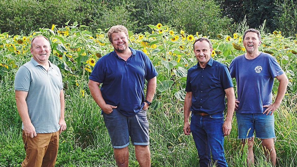 Johannes Weig, Stefan Kramer, Josef Schütz und Thomas Schweiger (v.l.) vor einer der Blühflächen am Kiefenholzer Ortsausgang. Johannes Weig, Stefan Kramer, Josef Schütz und Thomas Schweiger (v.l.) vor einer der Blühflächen am Kiefenholzer Ortsausgang.