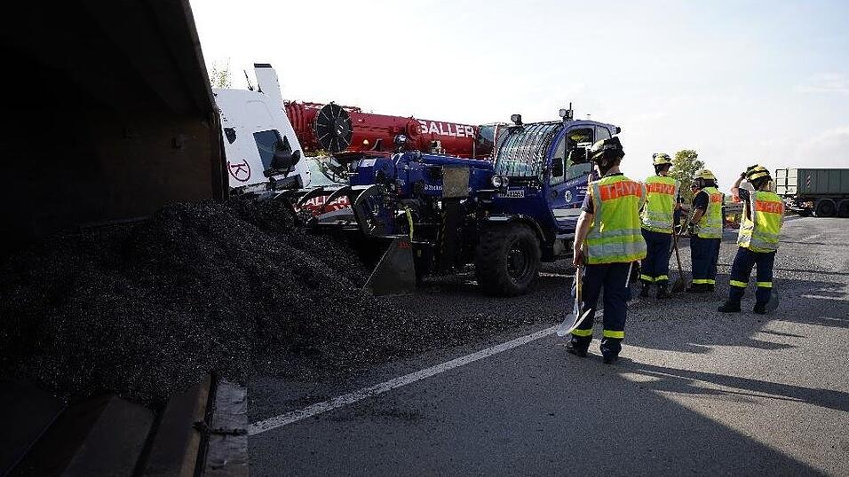 Die geladenen Eisensp&auml;ne verteilten sich quer &uuml;ber die A3, bei der Reinigung half das THW.