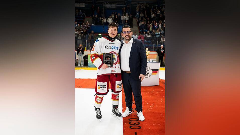 Für seine Leistung in den DNL-Finals wurde Tobias Schwarz von Panagiotis Christakakis (Kaufmännischer Leiter DEB-Ligen) als wertvollster Spieler ausgezeichnet. Für seine Leistung in den DNL-Finals wurde Tobias Schwarz von Panagiotis Christakakis (Kaufmännischer Leiter DEB-Ligen) als wertvollster Spieler ausgezeichnet.