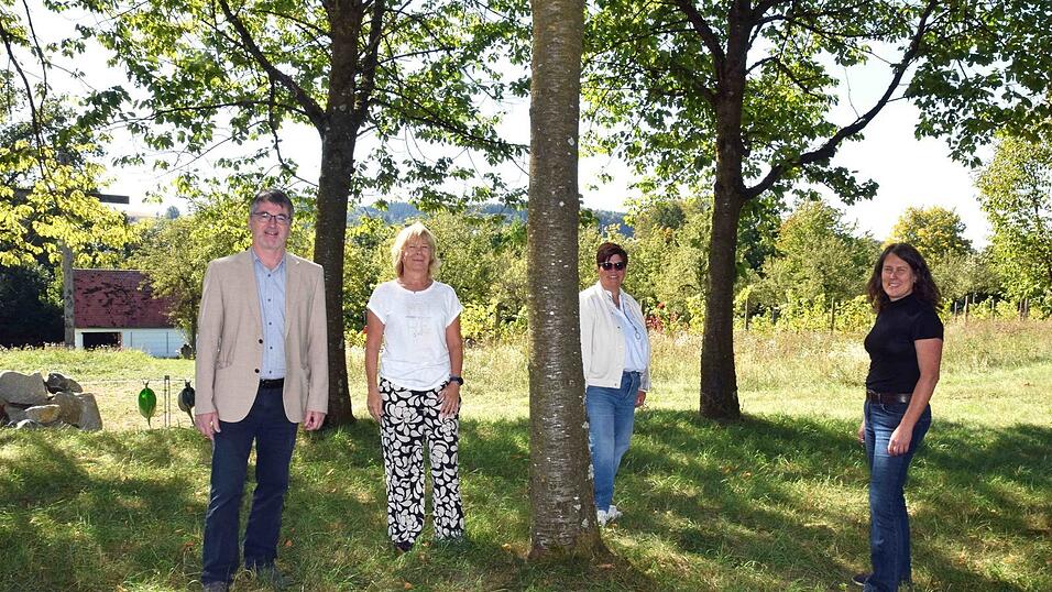 Am Baum in der Mitte des Bucher Friedhofs soll der Platz f&uuml;r Sternenkinder entstehen. Daf&uuml;r engagieren sich (v.l.) Pfarrer Konrad Eder, Pfarrgemeinderatsvorsitzende Rachel Sasowski sowie die Pfarrgemeinderatsmitglieder und Initiatorin Martina Senser und Landschaftsarchitektin Gabriele Salzberger.