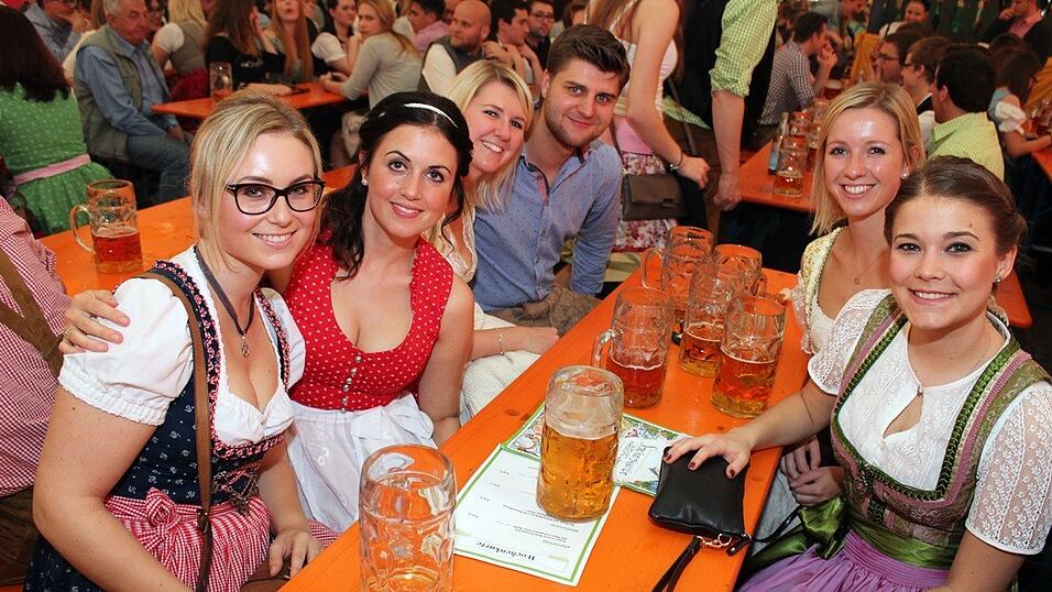 Die Fr&uuml;hjahrsdult 2017 in Landshut neigt sich dem Ende entgegen. Grund genug, noch einmal richtig in den Bierzelten zu feiern - abgerundet vom traditionellen Feuerwerk.