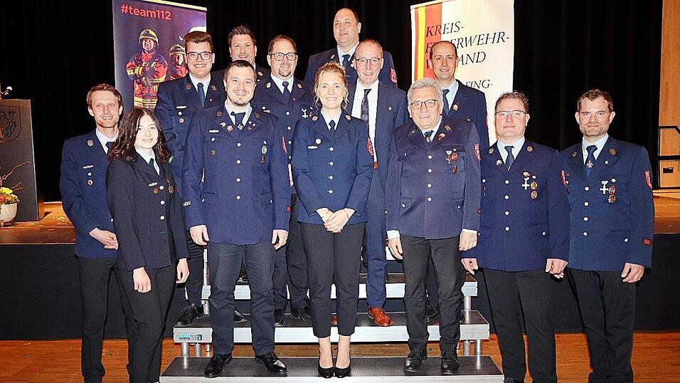 Beisitzer Patrick Hochholzer (hinten v.l.), 2. Kommandant Florian Schwab, stv. Vorsitzender Gerhard Haas, 1. Kommandant Stefan Räder, Bürgermeister Martin Hiergeist, Beisitzer Christian Goldbrunner, Schriftführer Tobias Lachenschmidt (vorne v.l.), Beisitzerin Annalena Haas, Kassier Florian Damböck, 1. Vorsitzende Hannah Santner, die Beisitzer Hans Heim, Enrico Stolzke und Andreas Wendl Beisitzer Patrick Hochholzer (hinten v.l.), 2. Kommandant Florian Schwab, stv. Vorsitzender Gerhard Haas, 1. Kommandant Stefan Räder, Bürgermeister Martin Hiergeist, Beisitzer Christian Goldbrunner, Schriftführer Tobias Lachenschmidt (vorne v.l.), Beisitzerin Annalena Haas, Kassier Florian Damböck, 1. Vorsitzende Hannah Santner, die Beisitzer Hans Heim, Enrico Stolzke und Andreas Wendl