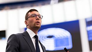 Sollte ein Berufungsgericht im Juli die RN-Frontfrau Marine Le Pen wegen Veruntreuung von EU-Geldern erneut verurteilen, tritt Jordan Bardella f&uuml;r die Partei bei der Pr&auml;sidentschaftswahl 2027 an.