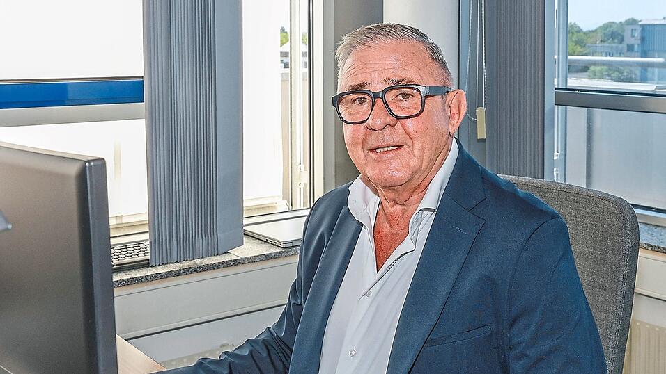 Peter Aicher ist gelernter Koch und ausgebildeter Rettungssanitäter. Als junger Mann gründet er die Aicher Ambulanz, die 2018 das Rote Kreuz auf der Wiesn abgelöst hat. Peter Aicher ist gelernter Koch und ausgebildeter Rettungssanitäter. Als junger Mann gründet er die Aicher Ambulanz, die 2018 das Rote Kreuz auf der Wiesn abgelöst hat.