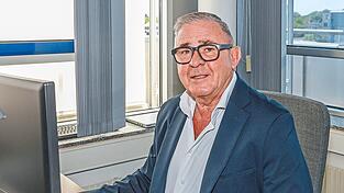 Peter Aicher ist gelernter Koch und ausgebildeter Rettungssanitäter. Als junger Mann gründet er die Aicher Ambulanz, die 2018 das Rote Kreuz auf der Wiesn abgelöst hat. Peter Aicher ist gelernter Koch und ausgebildeter Rettungssanitäter. Als junger Mann gründet er die Aicher Ambulanz, die 2018 das Rote Kreuz auf der Wiesn abgelöst hat.