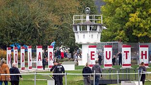 Das Museum bietet Vorträge, Filmvorführungen und kostenlose Kurzführungen auf dem Außengelände und am Grenzturm Heinersgrün. Das Museum bietet Vorträge, Filmvorführungen und kostenlose Kurzführungen auf dem Außengelände und am Grenzturm Heinersgrün.