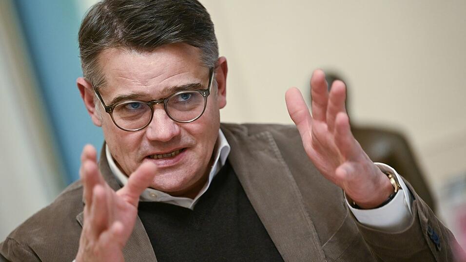 Rhein bekräftigt Forderungen nach einem Kurswechsel in der Asylpolitik.