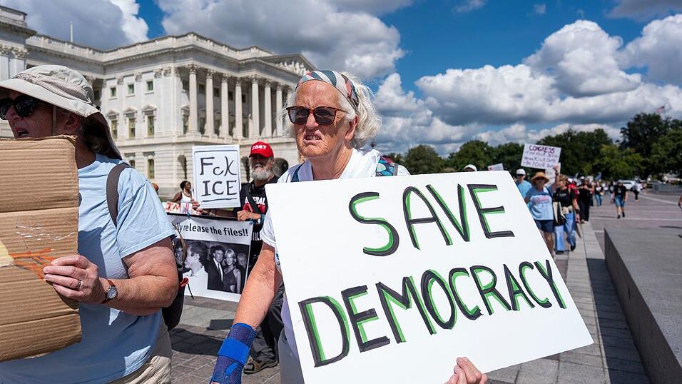 Die Demokratie ist laut einem neuen Bericht in vielen L&auml;ndern auf dem R&uuml;ckzug - etwa in den USA. (Archivbild)